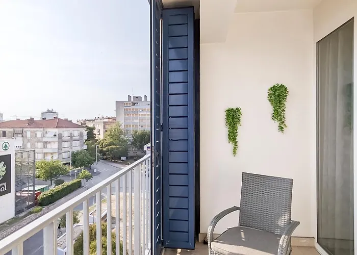 Three Lavenders Elegant Apartment